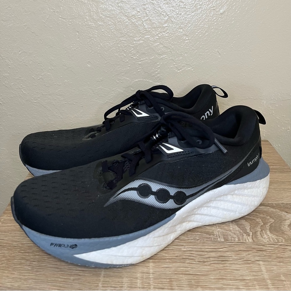 Saucony Triumph 22 Shoes Womens 9.5 Wide Black White Daily Road Walking Trainer - Picture 2 of 13